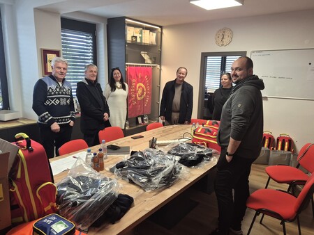 Člani ekipe PP pri CZ prevzeli osebno in skupno opremo.