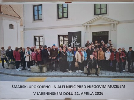 Skupinska fotografija z Alfijem Nipičem pred njegovim muzejem v Jareninskem Dolu