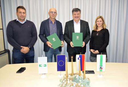 Podpis pogodbe z izvajalcem za rekonstrukcijo lokalne ceste v Žalni 