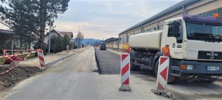 Pričelo se je z asfaltiranjem ceste proti Velikemu Mlačevemu, na odseku od železniške proge do konca podjetja Elstab
