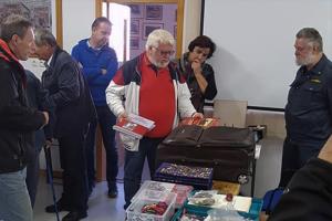 Urednik Jože Miklič je v Ribnici vsaki stojnici na 20. srečanju zbirateljev gasilskih insignij podaril po en gasilski zbornik.