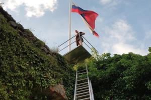 Zagraški gasilci so poskrbeli tudi za zamenjavo nove slovenske zastave na razvalinah boštanjskega gradu.