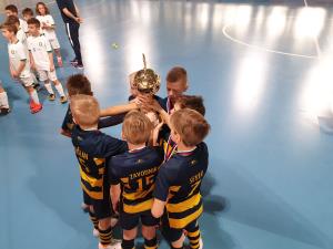 Fantje s ponosom dvigajo pokal za 2. mesto v zimski ligi