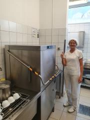 Z novim pomivalnim strojem Hobart AMXXL so zaposleni zelo zadovoljni. Zaradi avtomatskega dviga in spusta pokrova je delo lažje, veliko bolj ekonomična je tudi poraba vode, elektrike in pomivalnih sredstev.