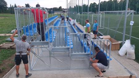 Očetje nogometašev in podporniki kluba so družno postavili novo tribuno