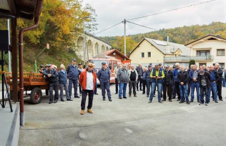 Zbrani gostje pred gasilskim domom v Veliki Loki