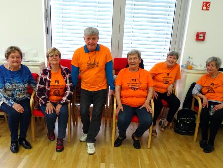 Veselo čakanje na sojenje in pisanje zapisnikov.