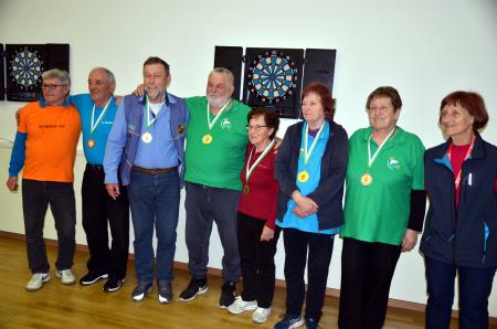 Najboljši posamezniki in posameznice ter glavni sodnik Miran Rutar in vodja tekmovanja Anka Fabjan.