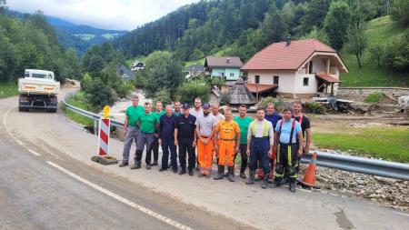 Pomoč enot tehničnega reševanja iz Grosupljega in gasilcev Ivančne Gorice v Črni na Koroškem