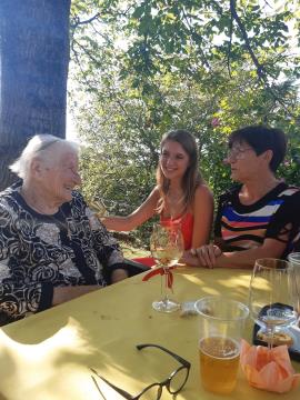 Marija Strežek, zraven pa pevka Petra 