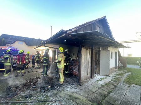 4 Požar zabojnika za smeti pod nadstreškom na Velikem Mlačevem
