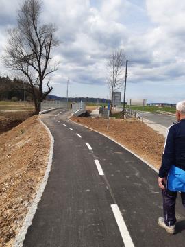 Veliko Mlačevo - Grosuplje: od cestišča ločena kolesarska steza in pločnik.