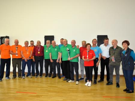 Zmagovalne moške ekipe. Levo Šmarčani, ki so bili drugi, Miran Rutar pa med posamezniki tretji.