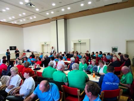Otvoritev tekmovanja, ki se ga je udeležilo 18 ekip iz devetih društev upokojencev ljubljanske pokrajine 