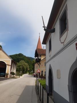 Na sodnijski stavbi v Lemberku smo prvič videli »roko pravice«.