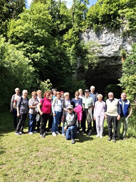4 Izletniki pri velikem naravnem mostu v Rakovem Škocjanu, videli pa smo tudi Unec in Cerkniško jezero.