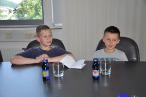 b_800_600_0_00_images_stories_Novice_2017_Ucenca_Zak_in_Tilen_iz_4._razreda_Osnovne_sole_Brinje_Grosuplje_v_obcinski_hisi_obiskala_zupana_dr._Petra_Verlica_2