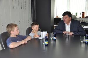 b_800_600_0_00_images_stories_Novice_2017_Ucenca_Zak_in_Tilen_iz_4._razreda_Osnovne_sole_Brinje_Grosuplje_v_obcinski_hisi_obiskala_zupana_dr._Petra_Verlica_3