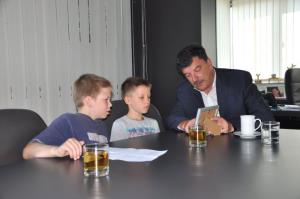 b_800_600_0_00_images_stories_Novice_2017_Ucenca_Zak_in_Tilen_iz_4._razreda_Osnovne_sole_Brinje_Grosuplje_v_obcinski_hisi_obiskala_zupana_dr._Petra_Verlica_4