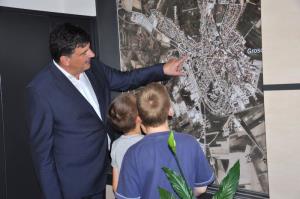 b_800_600_0_00_images_stories_Novice_2017_Ucenca_Zak_in_Tilen_iz_4._razreda_Osnovne_sole_Brinje_Grosuplje_v_obcinski_hisi_obiskala_zupana_dr._Petra_Verlica_5