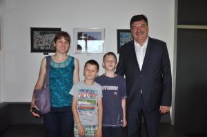 b_800_600_0_00_images_stories_Novice_2017_Ucenca_Zak_in_Tilen_iz_4._razreda_Osnovne_sole_Brinje_Grosuplje_v_obcinski_hisi_obiskala_zupana_dr._Petra_Verlica_6