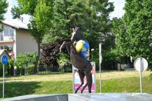 b_800_600_0_00_images_stories_Novice_2017_Lado_Kastelec_iz_podjetja_Avtotransporti_Kastelec_mescanom_Grosuplja_podaril_kip_konja_2