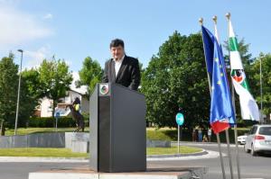 b_800_600_0_00_images_stories_Novice_2017_Lado_Kastelec_iz_podjetja_Avtotransporti_Kastelec_mescanom_Grosuplja_podaril_kip_konja_7