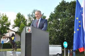 b_800_600_0_00_images_stories_Novice_2017_Lado_Kastelec_iz_podjetja_Avtotransporti_Kastelec_mescanom_Grosuplja_podaril_kip_konja_9a