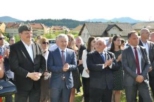 b_800_600_0_00_images_stories_Novice_2017_Lado_Kastelec_iz_podjetja_Avtotransporti_Kastelec_mescanom_Grosuplja_podaril_kip_konja_9d