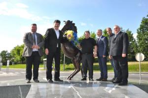 b_800_600_0_00_images_stories_Novice_2017_Lado_Kastelec_iz_podjetja_Avtotransporti_Kastelec_mescanom_Grosuplja_podaril_kip_konja_9g