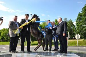 b_800_600_0_00_images_stories_Novice_2017_Lado_Kastelec_iz_podjetja_Avtotransporti_Kastelec_mescanom_Grosuplja_podaril_kip_konja_9h