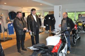 b_800_600_0_00_images_stories_Novice_2017_Podjetje_Avtoval__je_obcinski_upravi_v_uporabo_podarilo_novo_zeleno_vozilo_BMW_i3_3