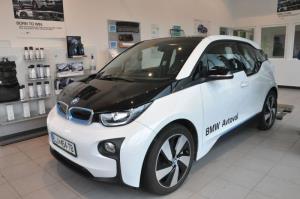 b_800_600_0_00_images_stories_Novice_2017_Podjetje_Avtoval__je_obcinski_upravi_v_uporabo_podarilo_novo_zeleno_vozilo_BMW_i3_4