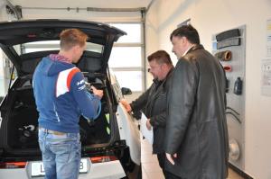 b_800_600_0_00_images_stories_Novice_2017_Podjetje_Avtoval__je_obcinski_upravi_v_uporabo_podarilo_novo_zeleno_vozilo_BMW_i3_5