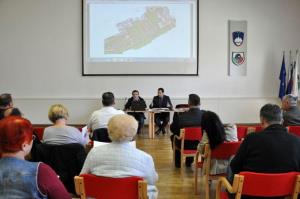 b_800_600_0_00_images_stories_Novice_2017_Predstavitev_pogodbe_o_komasaciji_Gospodarske_cone_Jug_lastnikom_zemljisc_3