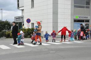 b_800_600_0_00_images_stories_Novice_2017_Na_prehod_za_pesce_nas_na_Taborski_cesti_opozarja_se_vidnejsi_prometni_znak_4