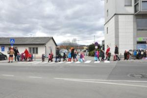 b_800_600_0_00_images_stories_Novice_2017_Na_prehod_za_pesce_nas_na_Taborski_cesti_opozarja_se_vidnejsi_prometni_znak_5