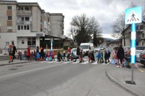 b_800_600_0_00_images_stories_Novice_2017_Na_prehod_za_pesce_nas_na_Taborski_cesti_opozarja_se_vidnejsi_prometni_znak_7
