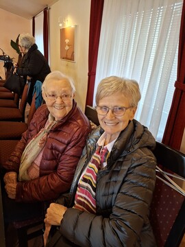 Nasmejani članici Ljuba in Julijana.