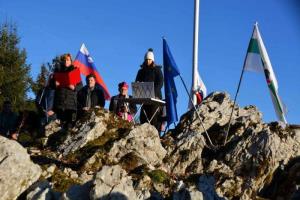 b_800_600_0_00_images_stories_Novice_2016_Nad_Ilovo_Goro_ponosno_plapola_slovenska_zastava_3