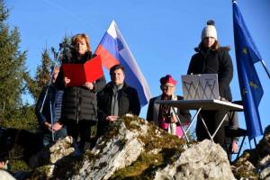 b_800_600_0_00_images_stories_Novice_2016_Nad_Ilovo_Goro_ponosno_plapola_slovenska_zastava_2