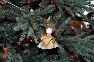 b_800_600_0_00_images_stories_Novice_2016_Nasi_najmlajsi_iz_vrtca_Zvoncek_okrasili_bozicno_smrecico_v_prostorih_obcinske_hise_3