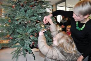 b_800_600_0_00_images_stories_Novice_2016_Nasi_najmlajsi_iz_vrtca_Zvoncek_okrasili_bozicno_smrecico_v_prostorih_obcinske_hise_2