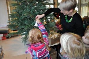 b_800_600_0_00_images_stories_Novice_2016_Nasi_najmlajsi_iz_vrtca_Zvoncek_okrasili_bozicno_smrecico_v_prostorih_obcinske_hise_4