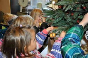 b_800_600_0_00_images_stories_Novice_2016_Nasi_najmlajsi_iz_vrtca_Zvoncek_okrasili_bozicno_smrecico_v_prostorih_obcinske_hise_5
