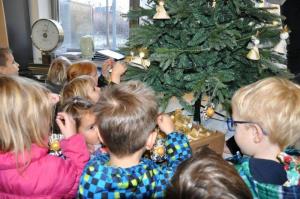 b_800_600_0_00_images_stories_Novice_2016_Nasi_najmlajsi_iz_vrtca_Zvoncek_okrasili_bozicno_smrecico_v_prostorih_obcinske_hise_6
