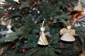 b_800_600_0_00_images_stories_Novice_2016_Nasi_najmlajsi_iz_vrtca_Zvoncek_okrasili_bozicno_smrecico_v_prostorih_obcinske_hise_7