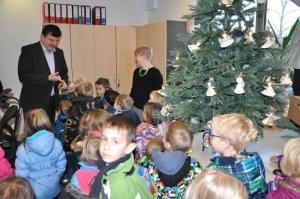 b_800_600_0_00_images_stories_Novice_2016_Nasi_najmlajsi_iz_vrtca_Zvoncek_okrasili_bozicno_smrecico_v_prostorih_obcinske_hise_8