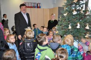 b_800_600_0_00_images_stories_Novice_2016_Nasi_najmlajsi_iz_vrtca_Zvoncek_okrasili_bozicno_smrecico_v_prostorih_obcinske_hise_9