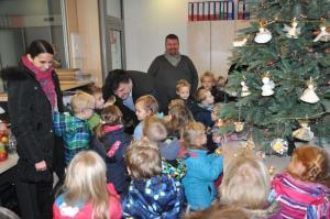 b_800_600_0_00_images_stories_Novice_2016_Nasi_najmlajsi_iz_vrtca_Zvoncek_okrasili_bozicno_smrecico_v_prostorih_obcinske_hise_9a
